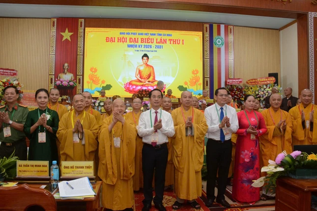 Chư tôn đức lãnh đạo Giáo hội, đại diện các cơ quan chức năng, chính quyền chúc mừng tân Ban Trị sự GHPGVN tỉnh Cà Mau nhiệm kỳ 2026-2031