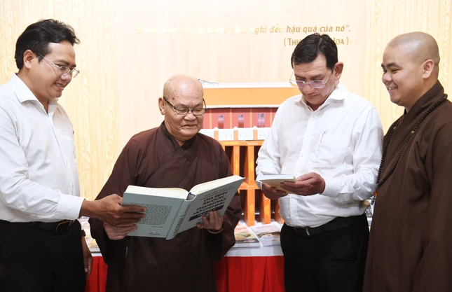Triển lãm chào mừng 50 năm ngày Thành phố mang tên Bác tại chùa Tuyền Lâm