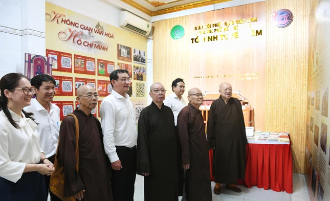 Chư tôn đức, lãnh đạo chính quyền địa phương và khách mời tham quan Không gian văn hóa Hồ Chí Minh tại chùa Tuyền Lâm