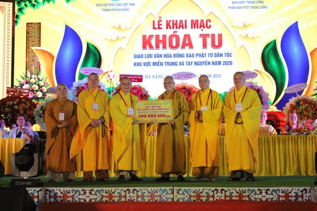 Trao bảng tượng trưng ủng hộ 500 triệu đồng xây dựng nhà rông Bụt