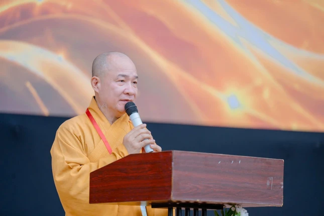 Đại đức Thích Trí Huệ báo cáo kết quả tu học và các chương trình diễn ra 4 ngày trong hội trại