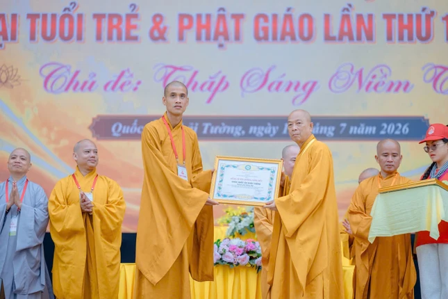 Đại diện tập thể có nhiều đóng góp trong công tác tổ chức hội trại nhận Bằng tuyên dương công đức của TƯGH