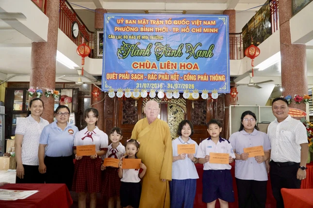 Câu lạc bộ trao tặng 42 suất học bổng cho con em các thành viên Câu lạc bộ trao tặng 42 suất học bổng cho con em các thành viên