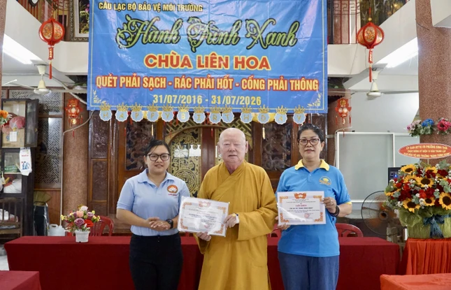 Đại diện Ủy ban MTTQVN P.Bình Thới trao bằng khen đến Hòa thượng Chủ nhiệm và thành viên Câu lạc bộ Hành Trình Xanh chùa Liên Hoa Đại diện Ủy ban MTTQVN P.Bình Thới trao bằng khen đến Hòa thượng Chủ nhiệm và thành viên Câu lạc bộ Hành Trình Xanh chùa Liên Hoa