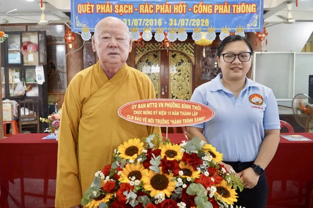 Hòa thượng Thích Duy Trấn đón nhận hoa chúc mừng kỷ niệm 10 năm thành lập Câu lạc bộ Hành Trình Xanh từ Ủy ban MTTQVN P.Bình Thới Hòa thượng Thích Duy Trấn đón nhận hoa chúc mừng kỷ niệm 10 năm thành lập Câu lạc bộ Hành Trình Xanh từ Ủy ban MTTQVN P.Bình Thới