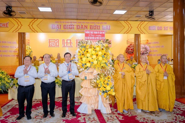 Đại diện lãnh đạo TP.Cần Thơ tặng hoa đến Ban Tổ chức Đại diện lãnh đạo TP.Cần Thơ tặng hoa đến Ban Tổ chức