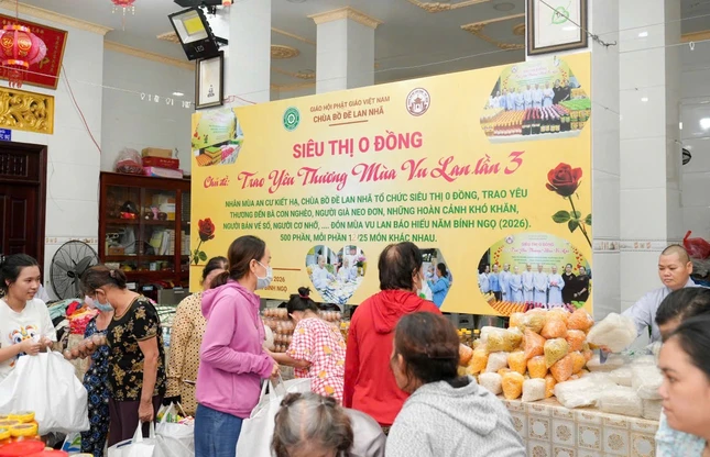 Người dân hoan hỷ với phần quà được lựa chọn Người dân hoan hỷ với phần quà được lựa chọn