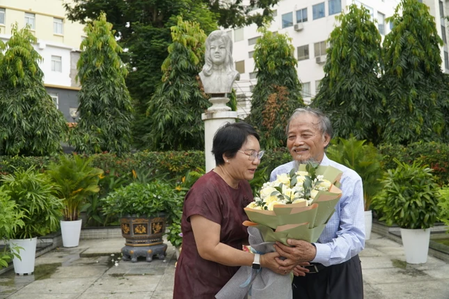 Cô Hồng Liên, đại diện 26 Trường THPT tặng hoa tri ân đến Phó Giáo sư Nguyễn Thiện Tống