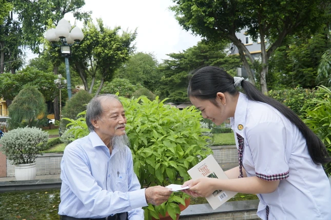Tại buổi trao học bổng, các em nữ sinh cũng được tặng tập thơ “Em là vì sao sáng”- tập thơ tưởng niệm Quách Thị Trang