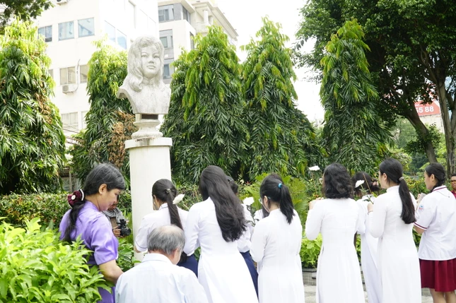 Các em nữ sinh lần lượt thắp hương tưởng niệm liệt nữ Quách Thị Trang