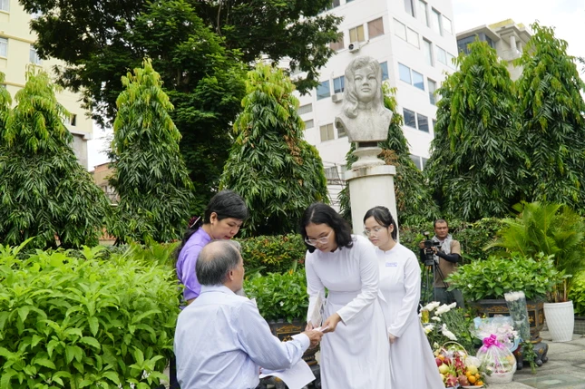 Học bổng được trao tại nơi Tượng đài liệt nữ Quách Thị Trang