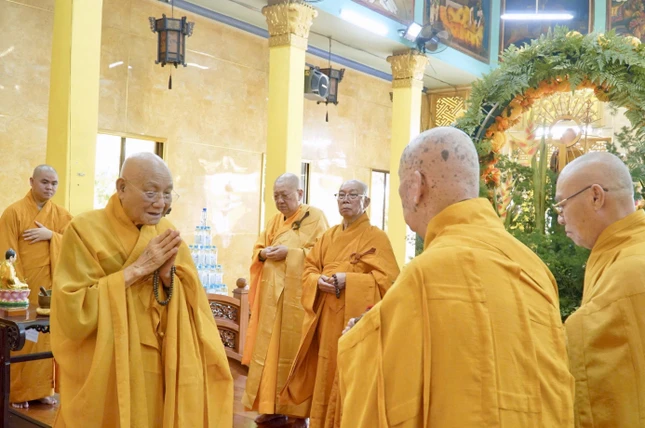 Chư tôn đức Tăng cử hành nghi thức Tự tứ