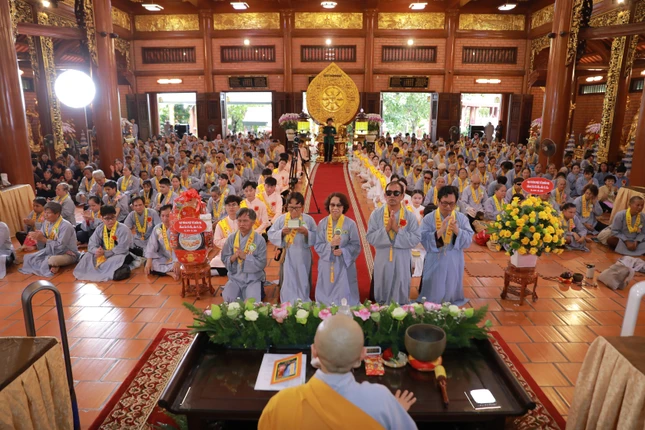 Dưới sự hướng dẫn của Ni sư trụ trì, 500 người con khiếm thị cùng cất lời cầu nguyện cho cha mẹ. Bóng tối vương trên đôi mắt, nhưng lòng hiếu kính và sự biết ơn đã thắp sáng cả không gian thiền môn