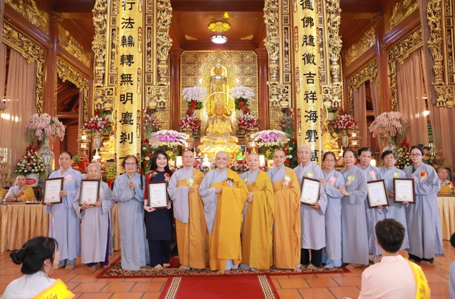 Ni sư Hương Nhũ kết nối những tấm lòng vàng, đưa sự hỗ trợ của các nhà hảo tâm đến đúng những mảnh đời cần giúp đỡ