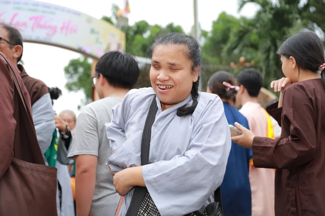 Nụ cười rạng rỡ của một Phật tử khi nhận phần quà nghĩa tình. Sự chăm lo bền bỉ từ nhà chùa và các nhà hảo tâm giúp họ vơi bớt những nhọc nhằn trong cuộc sống