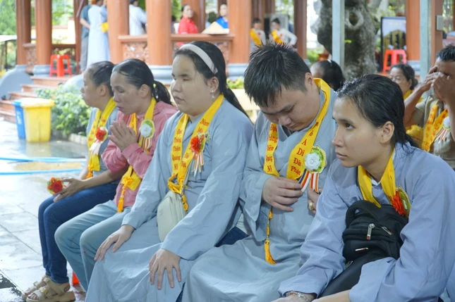 Bàn tay run run chạm vào đóa hoa hồng trắng vừa được cài lên ngực áo. Với những người con khiếm thị mồ côi, màu trắng của hoa không hiện lên bằng thị giác mà hiện hữu bằng sự trống trải trong tim