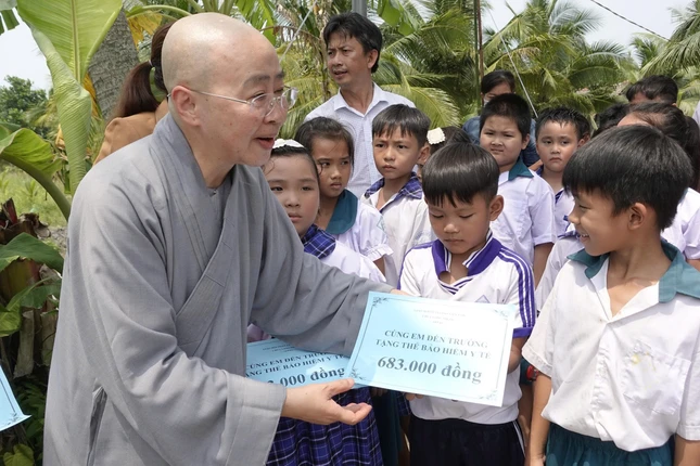 Ni sư Thích nữ Huệ Dâng trao tặng quà, thẻ bảo hiểm y tế đến các em học sinh địa phương Ni sư Thích nữ Huệ Dâng trao tặng quà, thẻ bảo hiểm y tế đến các em học sinh địa phương