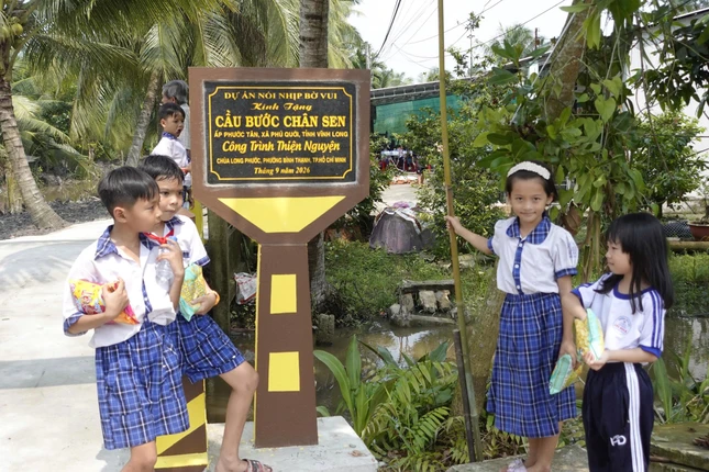Niềm vui của các em khi có cây cầu mới; từ nay đường đến trường an toàn hơn, rút ngắn thời gian hơn Niềm vui của các em khi có cây cầu mới; từ nay đường đến trường an toàn hơn, rút ngắn thời gian hơn
