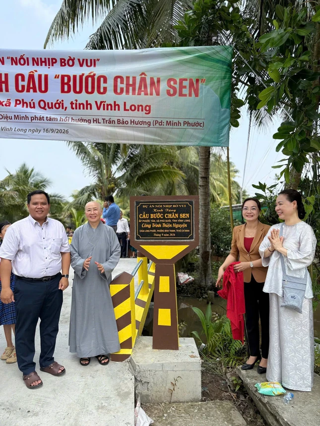 Nhịp cầu nối bờ vui cho người dân và học sinh Nhịp cầu nối bờ vui cho người dân và học sinh