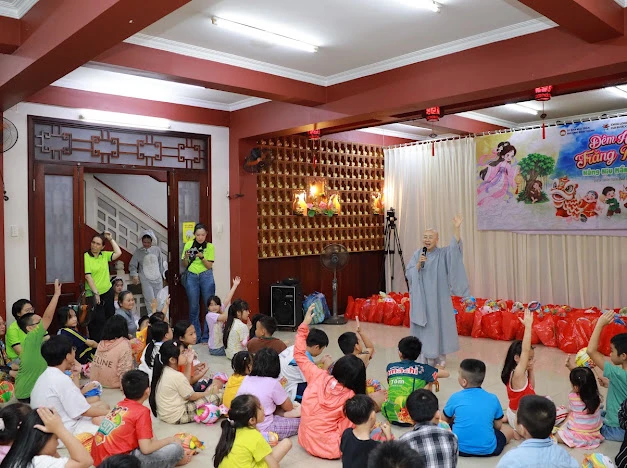 Ni sư Thích nữ Huệ Dâng trò chuyện cùng các em thiếu nhi tại chương trình Tết Trung thu