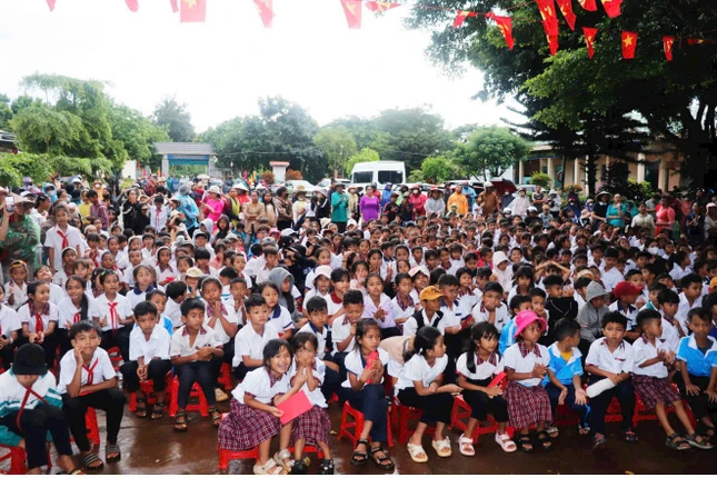 Các em học sinh tại chương trình “Tết Trung thu yêu thương”