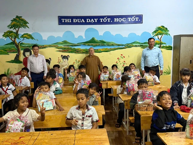 Các em học sinh đón nhận những phần quà trung thu bất ngờ ngay tại lớp học