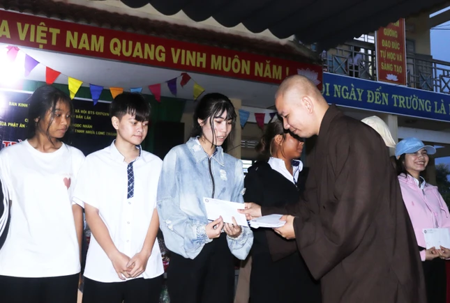 Nâng bước em tới trường giữa gập ghềnh đại ngàn