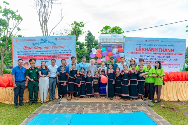 Học sinh, giáo viên trong ngày tiếp nhận công trình nước sạch và nhà vệ sinh mới
