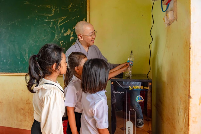 Nước sạch học đường là chương trình xuyên suốt được chùa Long Phước thực hiện mỗi năm, mang nước sạch cho các em học sinh vùng sâu, vùng xa