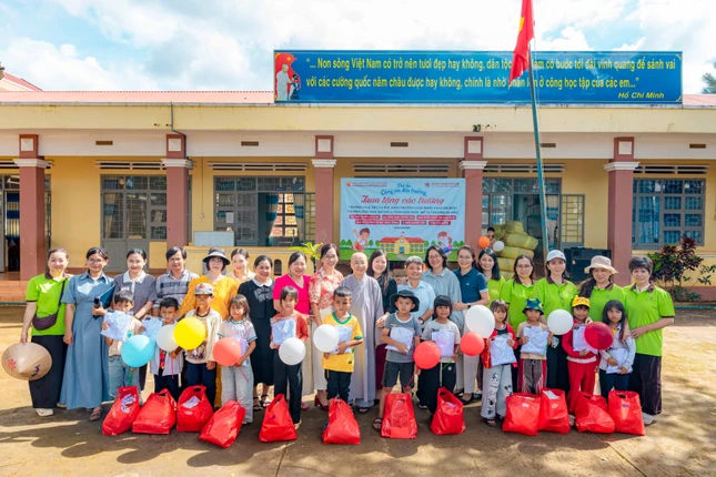 Ánh mắt ngây thơ của các em nhỏ đồng bào dân tộc thiểu số khi nhận trên tay những phần quà đầy tình thương từ đoàn Phân ban Ni giới Trung ương
