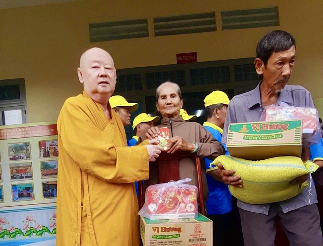 Các phần quà thiết thực góp phần chia sẻ khó khăn, hỗ trợ bà con ổn định cuộc sống
