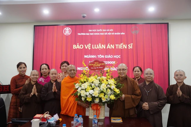 Những lẵng hoa tươi thắm chúc mừng Hòa thượng Đào Như
