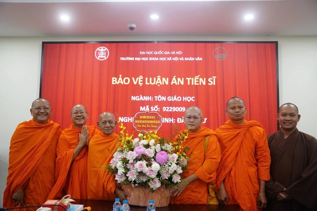 Những lẵng hoa tươi thắm chúc mừng Hòa thượng Đào Như