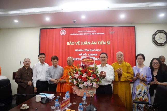Những lẵng hoa tươi thắm chúc mừng Hòa thượng Đào Như