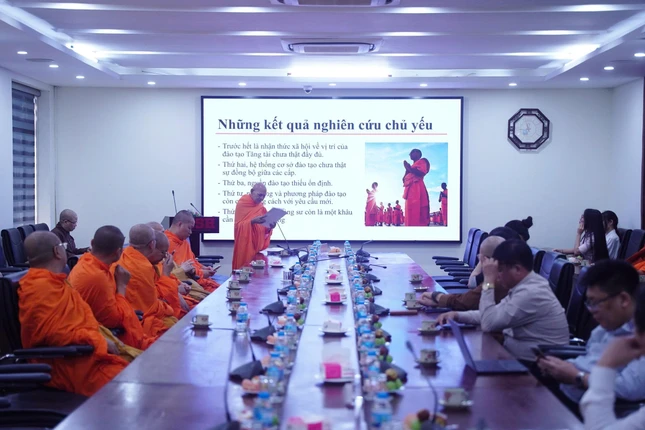 Hòa thượng Đào Như trình bày công trình nghiên cứu trước hội đồng