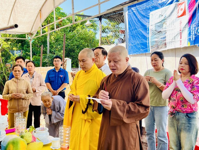 Chư tôn đức thực hiện nghi thức cầu nguyện cho công trình sớm thành tựu Chư tôn đức thực hiện nghi thức cầu nguyện cho công trình sớm thành tựu