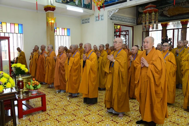 Chư Tăng đảnh lễ Tam bảo