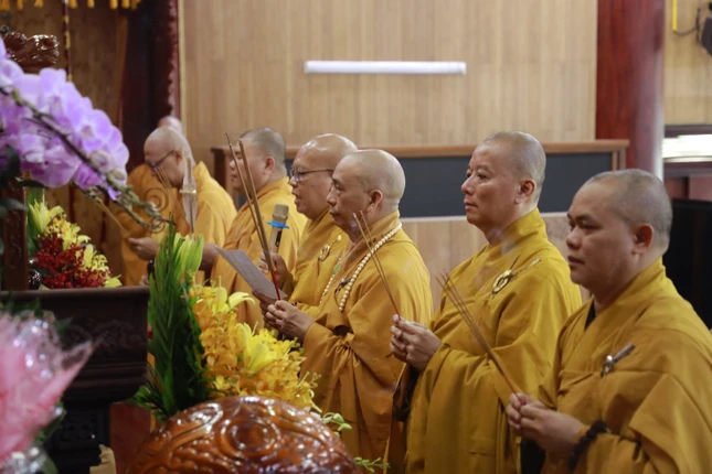 Chư tôn giáo phẩm thắp hương tưởng niệm