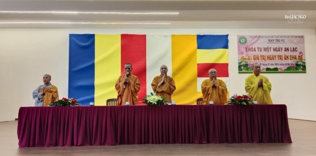 Chư vị giảng sư chia sẻ Phật pháp trong buổi pháp đàm