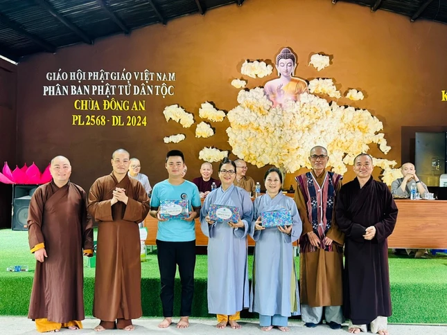 Trao phần thưởng cho các tu sinh