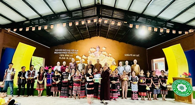 Những phần quà khích lệ tinh thần tu học của đồng bào dân tộc trên địa bàn