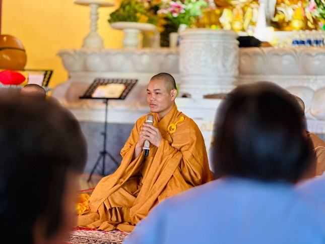 Đại đức Thích Viên Quán sách tấn tinh thần tu học đến các tu sinh