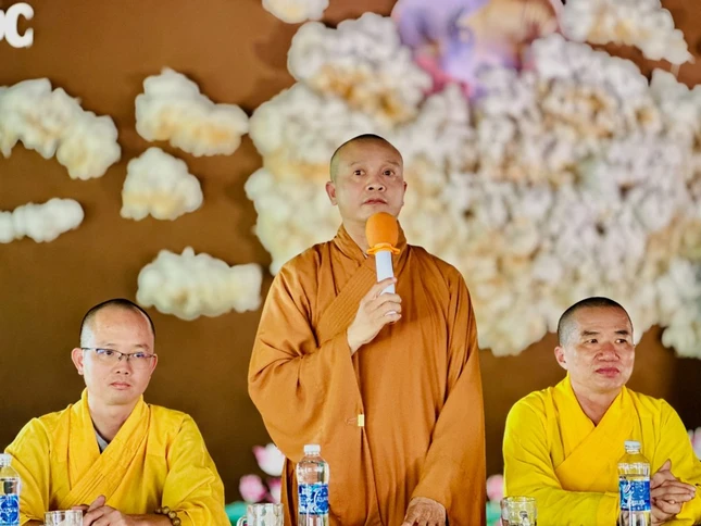 Chư tôn đức sinh hoạt với tu sinh