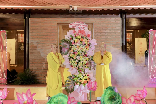 Ban Thường trực Ban Trị sự GHPGVN tỉnh Bình Thuận tặng hoa chúc mừng