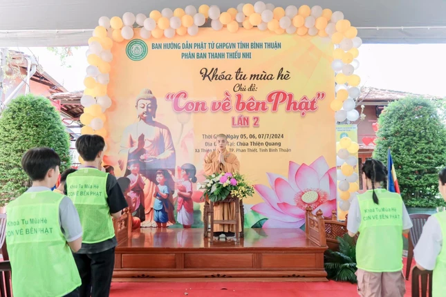 Chư tôn đức chia sẻ Phật pháp đến các bạn trẻ