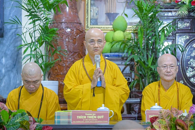 Thượng tọa Thích Thiện Quý sách tấn chư Ni trường hạ tổ đình Kim Sơn (Q.Phú Nhuận)