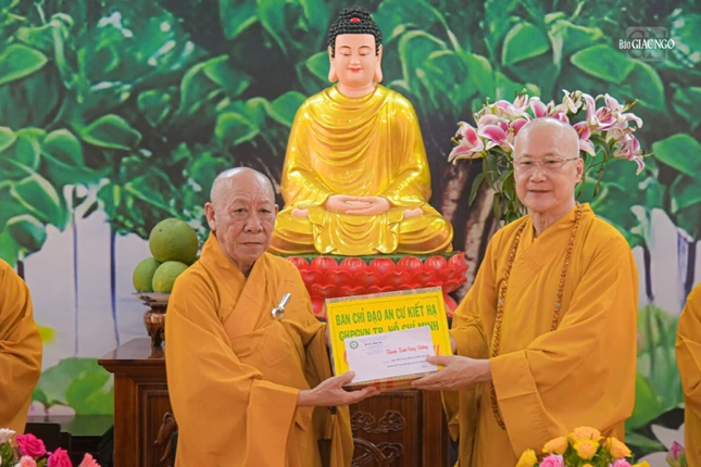 Cúng dường tịnh tài, tịnh vật đến Hòa thượng Thích Huệ Thông, Thiền chủ hạ trường tổ đình Long Thạnh (Q.Bình Tân)