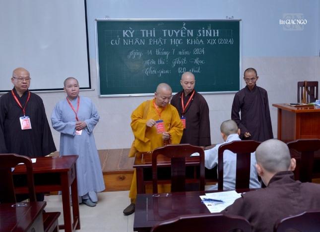 Chư tôn đức Hội đồng Tuyển sinh động viên các thí sinh