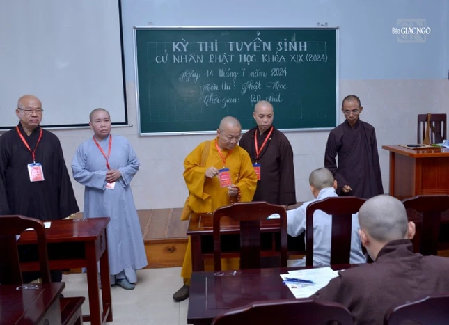 Chư tôn đức Hội đồng Tuyển sinh động viên các thí sinh