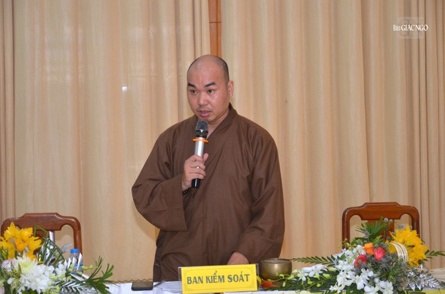 Đại đức Thích Quảng Hậu điều phối hội thi